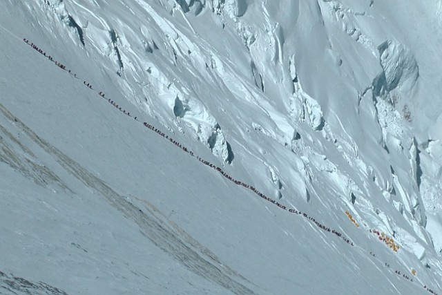 Очередь на Эвересте позади Симоне. Фото 24 мая 2012