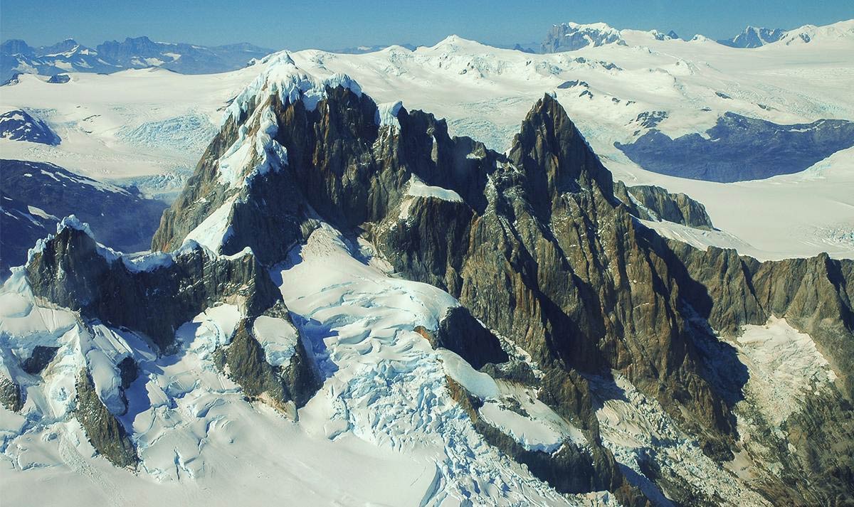 Серро Ризо Патрон (CERRO RISO PATRÓN), Чили<br>В марте 2005 года французская команда из Groupe Militaire de Haute Montagne (GMHM) сфотографировала гору с воздуха, с целью разведки маршрута восхождения. Их последующая экспедиция оказалась неудачной.<br>Слева:  Серро Ризо Патрон (CERRO RISO PATRÓN) выстой 2550 метров. Пик был покорен лишь один раз по Юго-Восточной стене (на фото не видно) <br>Справа: Cerro Riso Patrón Sur. Вид на непокоренную стену возвышающуюся на 1000 метров Photograph: Groupe Militaire de Haute Montagne