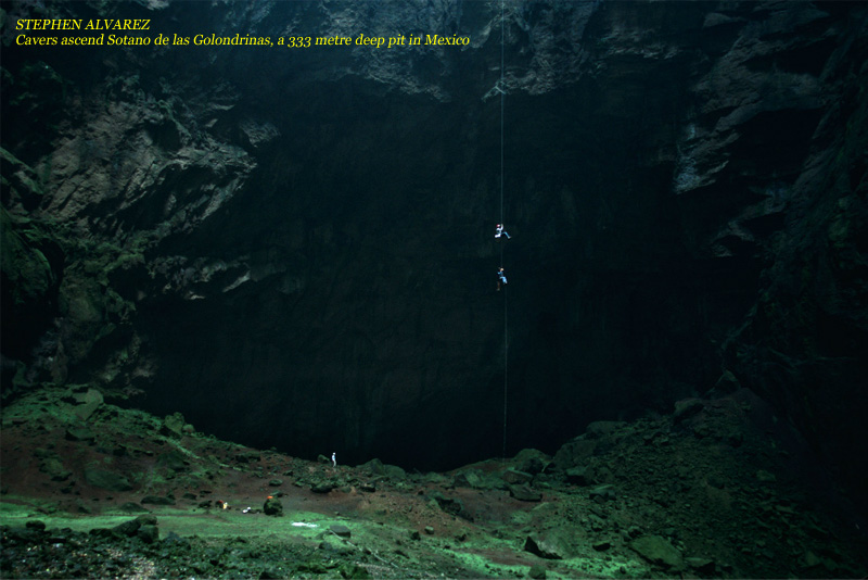 СТИВЕН АЛЬВАРЕС. Спелеологи поднимаются из пещеры Ласточек - колодец, глубиной 333м, в Мексике