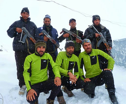 Нангапарбат - альпинисты (Иранская команда) и вооруженная охрана (Пакистанская армия) в базовом лагере. февраль 2015