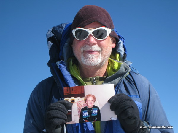 Алан Арнетт (Alan Arnette) с портретом своей матери на вершине Эльбруса