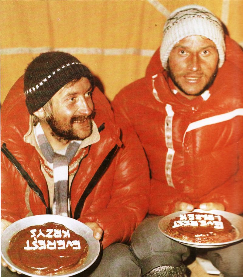 Чихы Лешек (Cichy Leszek) и Кшиштоф Величко (Krzysztof Wielicki) после покорения Эвереста в базовом лагере экспедиции 