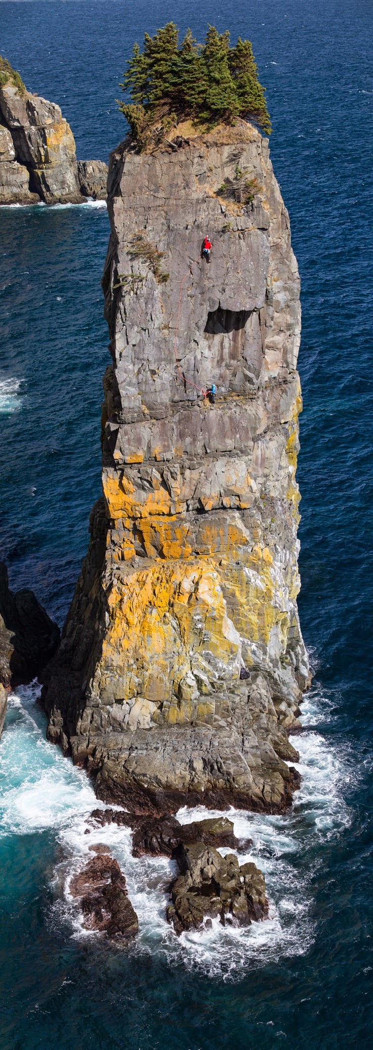 Will Gadd on Sea Stacks in the Neufundland. Photo: Christian Pondella 