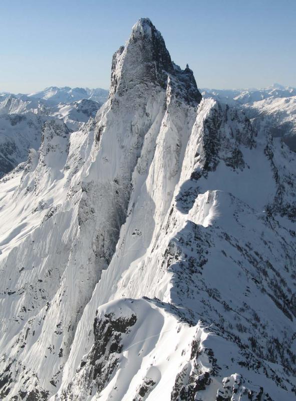 Гора Слесс (Slesse Mountain высотой 2439 метров) Самый темный кулуар в центре горы - маршрут "Сердце Тьмы" ("Heart of Darkness") между Северо-Восточным и Северным ребрами горы
