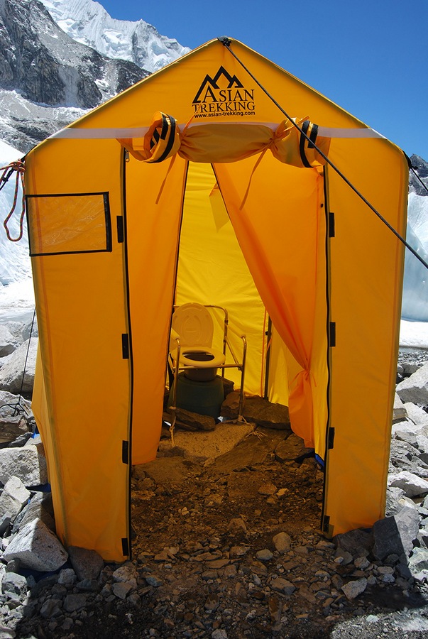Туалет в Базовом лагере Эвереста
