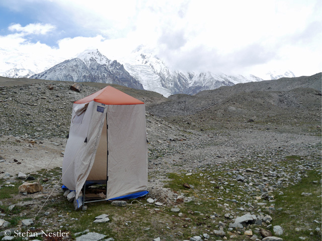Туалетная "кабинка" альпинистов. Но не на Эвересте на на склоне горы Кокодак Дом (Kokodak Dome)