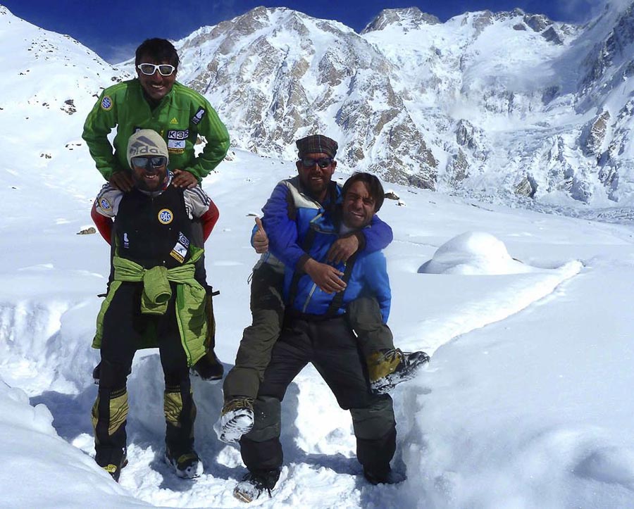 В восхождении участвуют четыре альпиниста: итальянец Даниэль Нарди (Daniele Nardi), испанец Алекс Тикон (Alex Txikon) и пакистанцы Али "Садпара" (Muhammad Ali 
