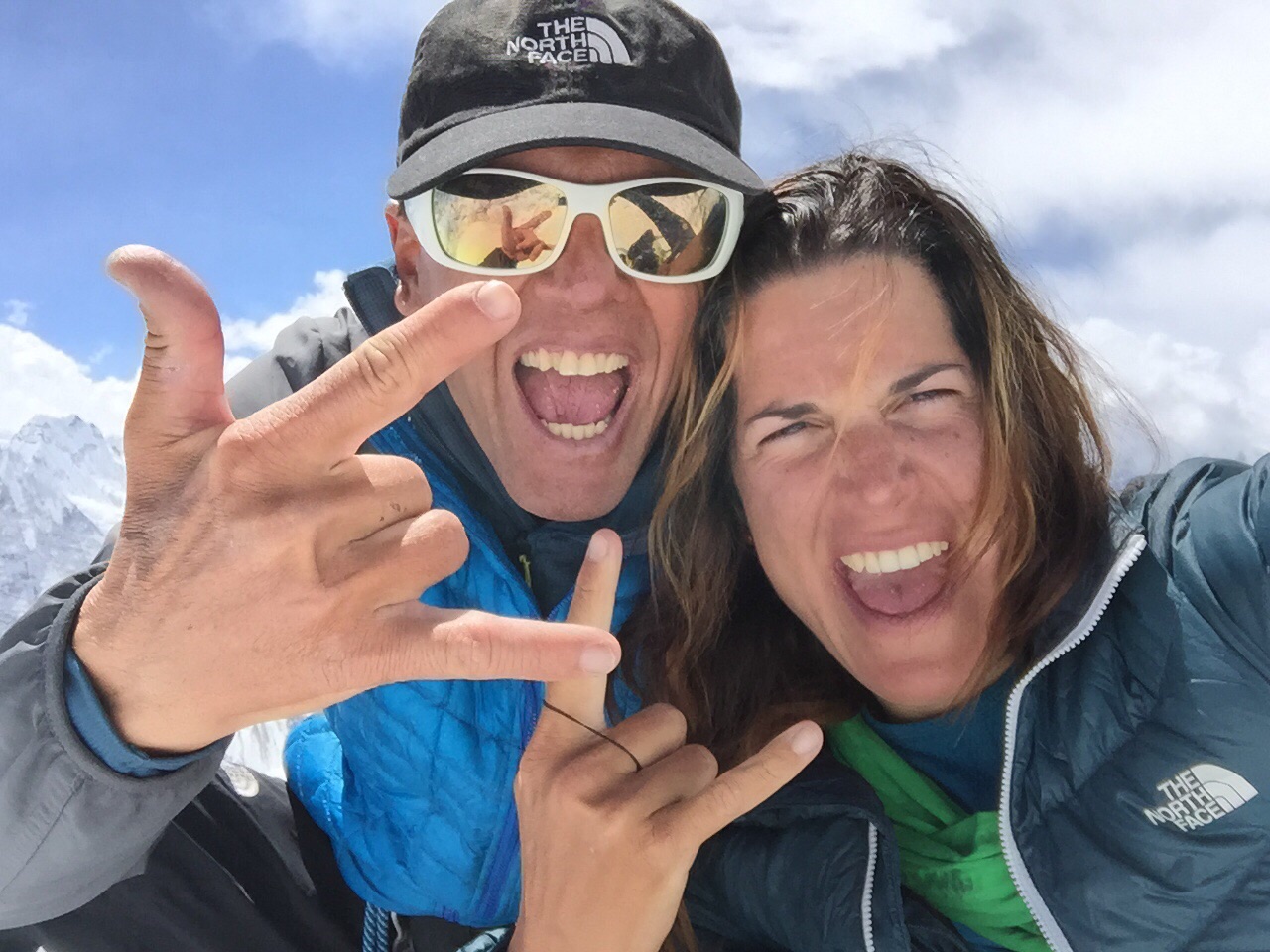 Симоне Моро (Simone Moro) и Тамара Лунгер (Tamara Lunger) на вершине Айленд Пик (Island Peak /  Imja Tse) высотой 6165 м