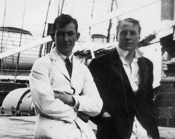 Джордж Мэллори (George Mallory)  и Эндрю «Сэнди» Ирвин (Andrew "Sandy" Irvine ) по дороге в Гималаи. 1924 год...