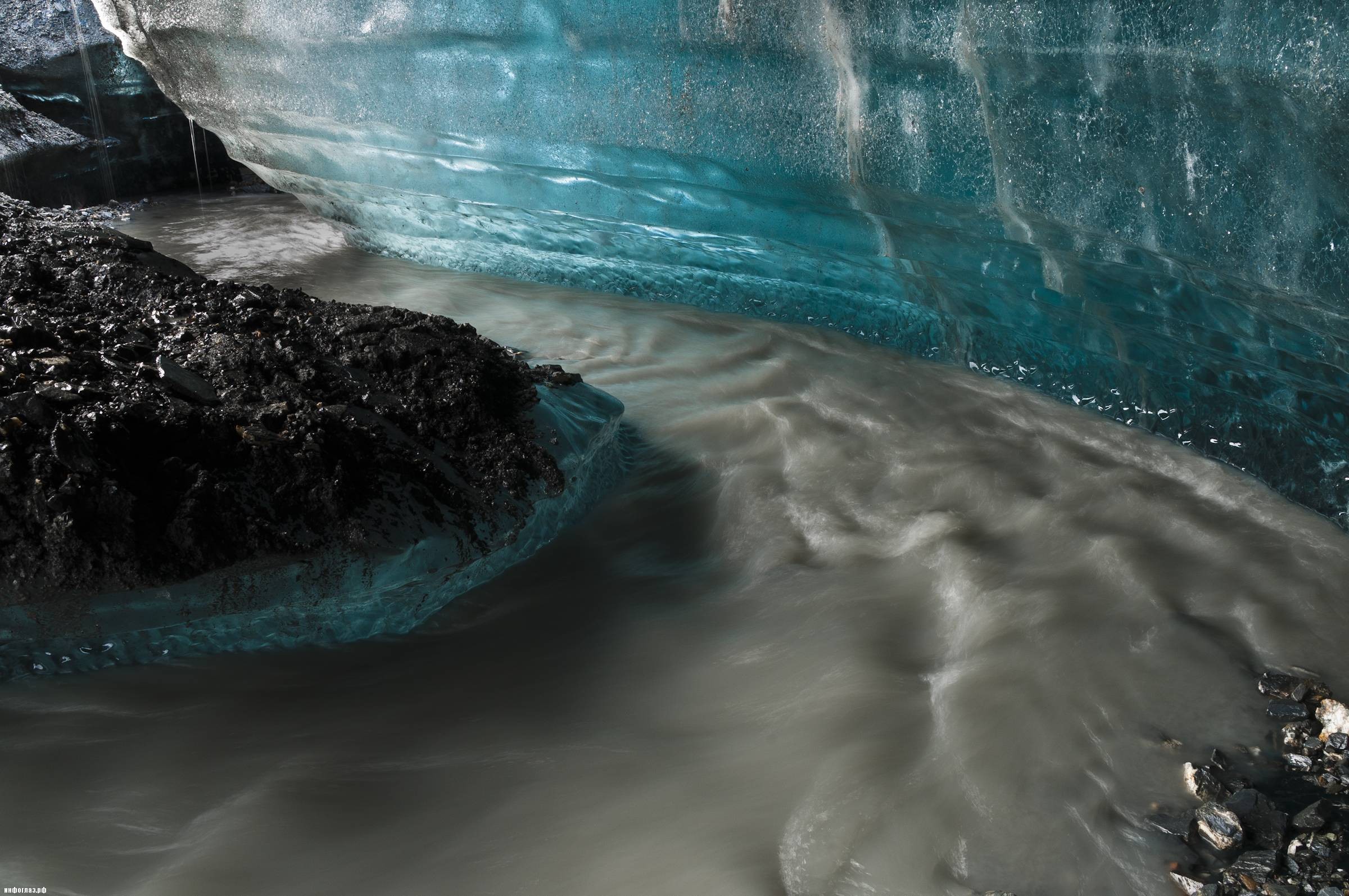 США. Аляска. В ледяной пещере. (Ron Gile)