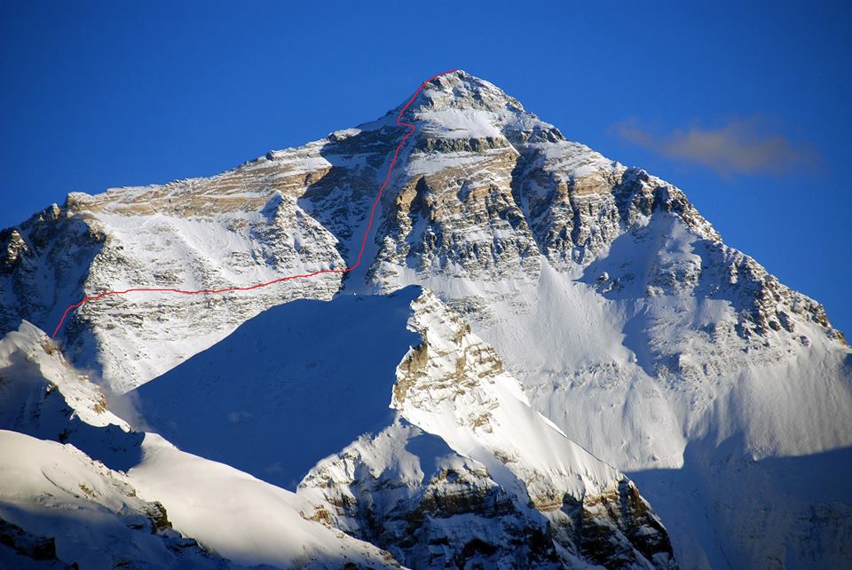 Предполагаемая линия маршрута на северо-восточной стене Эвереста, который планировался к прохождению в 2015 году