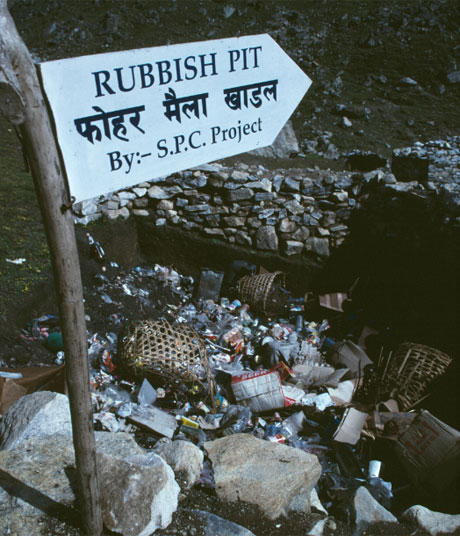 Одна из свалок мусора у Эвереста