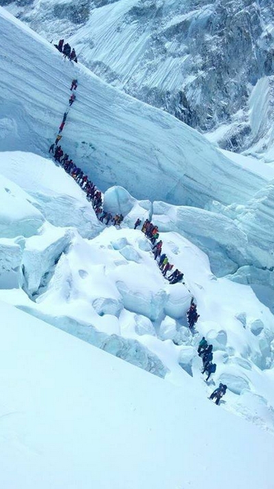 23 апреля. Эверест, очередь альпинистов на ледопаде Кхумбу. Фото Ngawang Lama Sherpa