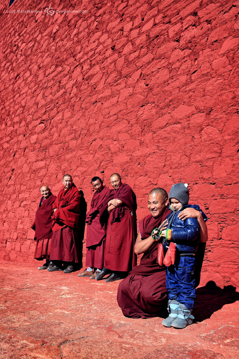 У стен монастыря Ганден с тибетскими монахами. Фото сделано во время нашего самостоятельного путешествия по труднодоступным закрытым территориям Тибета (Амелии 5 лет)