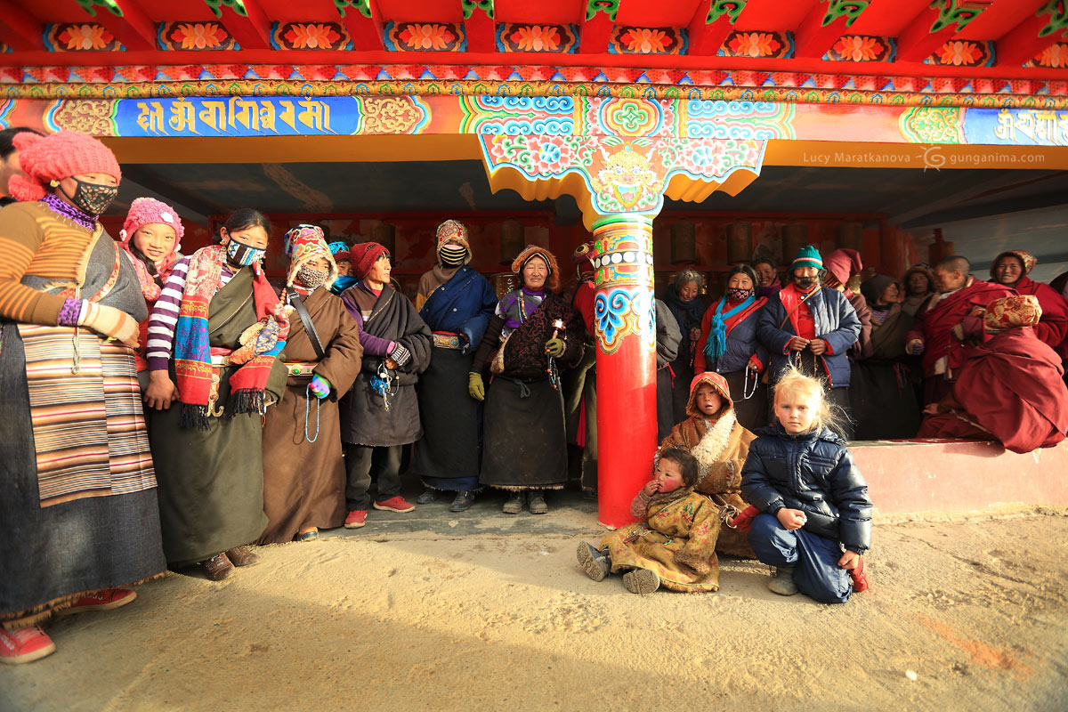 Амелия в окружении тибетцев-паломников около ступы — священного ритуального объекта, в окрестностях крупнейшего университета тибетского буддизма в мире, Ларун Гар. Мы были там первыми иностранцами за долгое время, так что каждый «выход в люди» «белой девочки» сопровождался ажиотажем и широчайшими добрыми белозубыми улыбками местных. Тибет (Амелии 5 лет)
