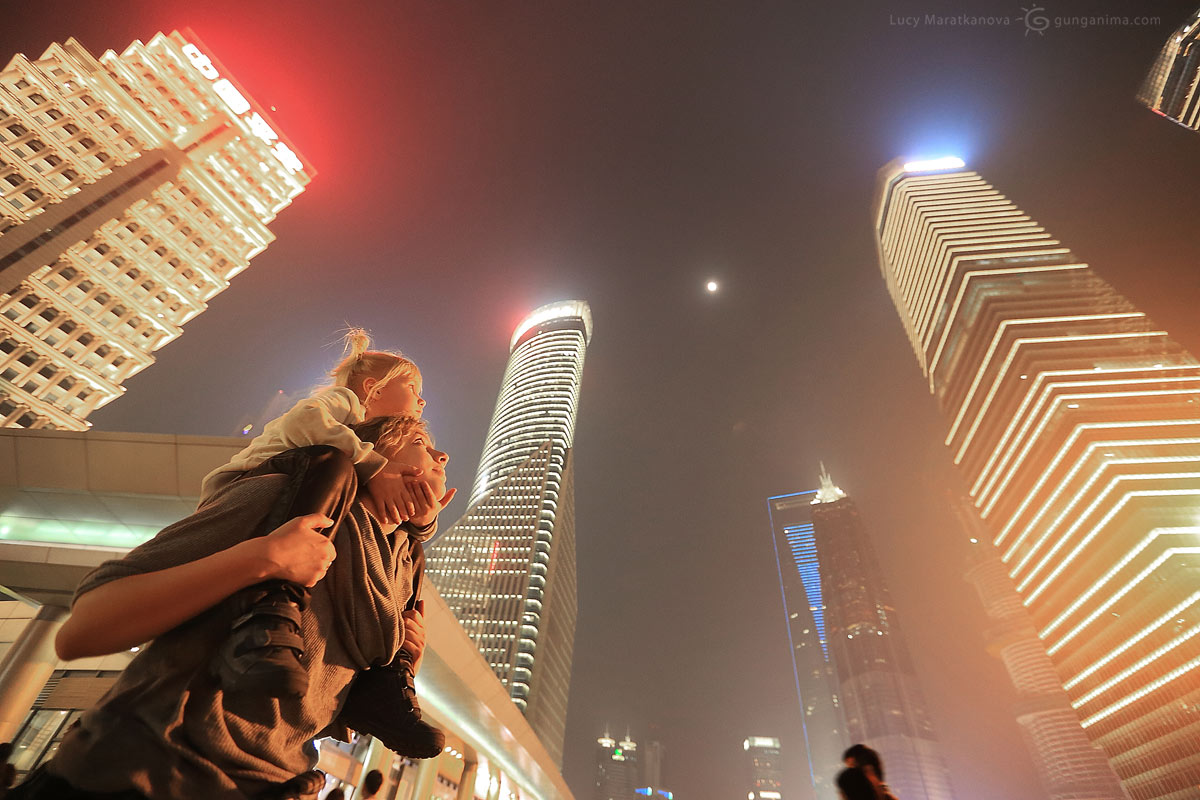 Мы редко бываем в мегаполисах, так что небоскребы многомиллионного Шанхая произвели сильное впечатление на Мию. Китай (Амелии 5 лет)