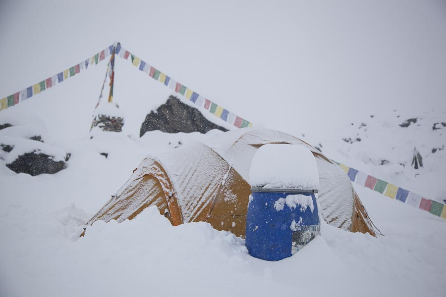 Аннапурна. Базовый лагерь команды Карлоса Сория, засыпанный снегом 