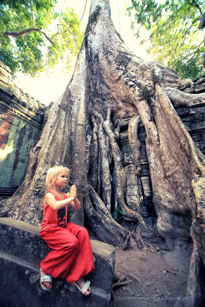В легендарном индуистском храмовом комплексе Ангкор Ват, Камбоджа (Амелии 4 года)