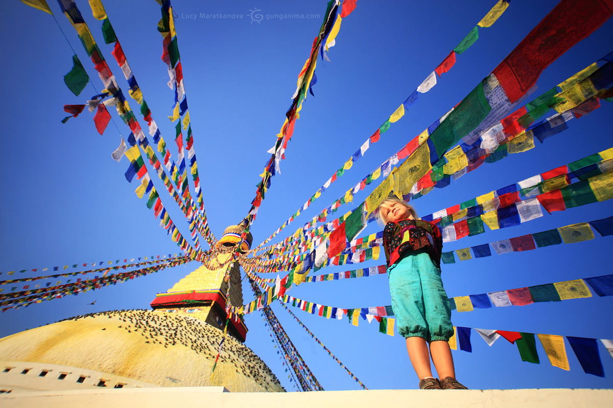 На фоне удивительного сакрального сооружения тибетского буддизма — ступы Боднатх, Катманду, Непал (Амелии 4 года)