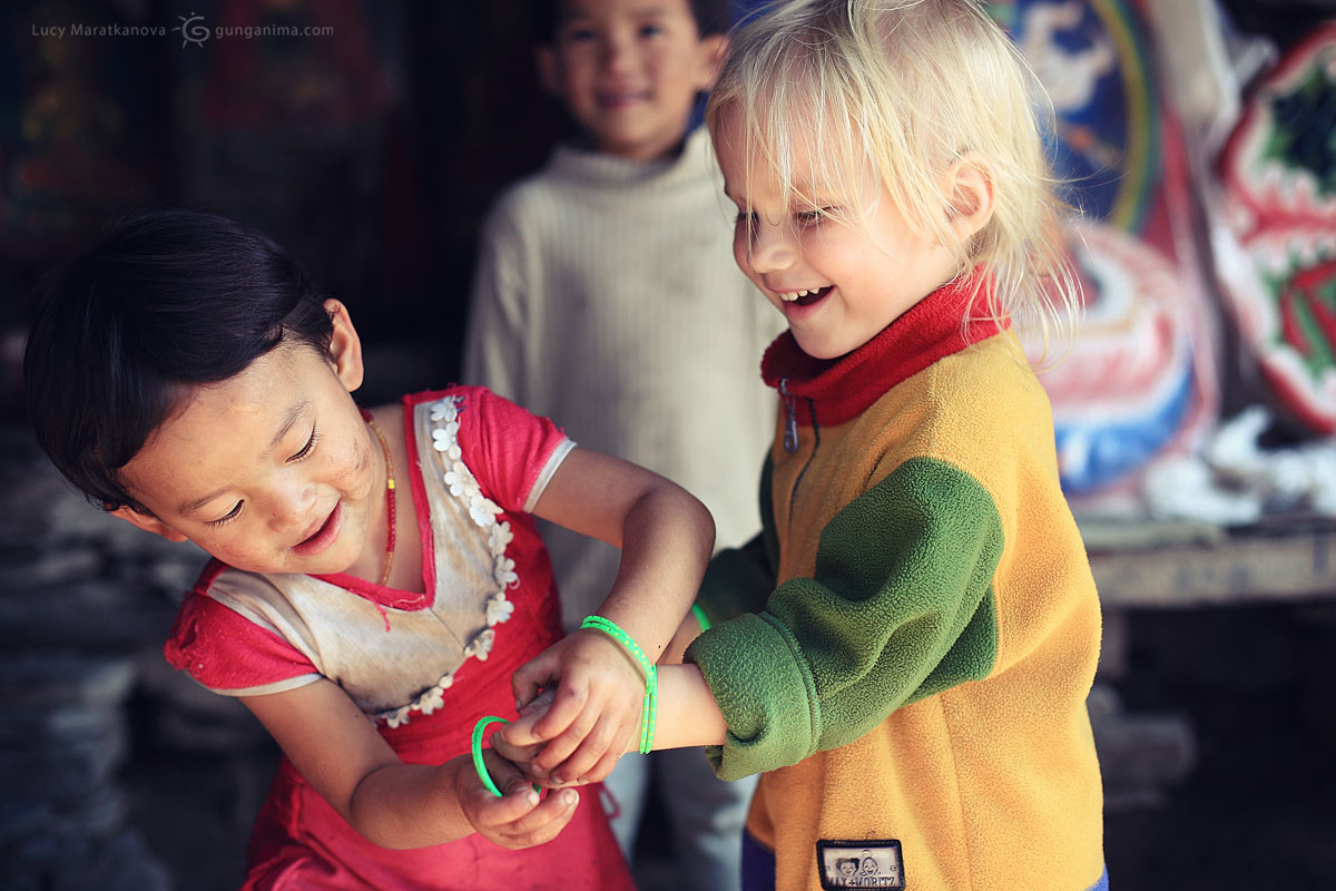 Трогательная сцена: тибетская девочка дарит Амельке свой браслет в знак дружбы. Сикким, Индия (Амелии 3,5 года)