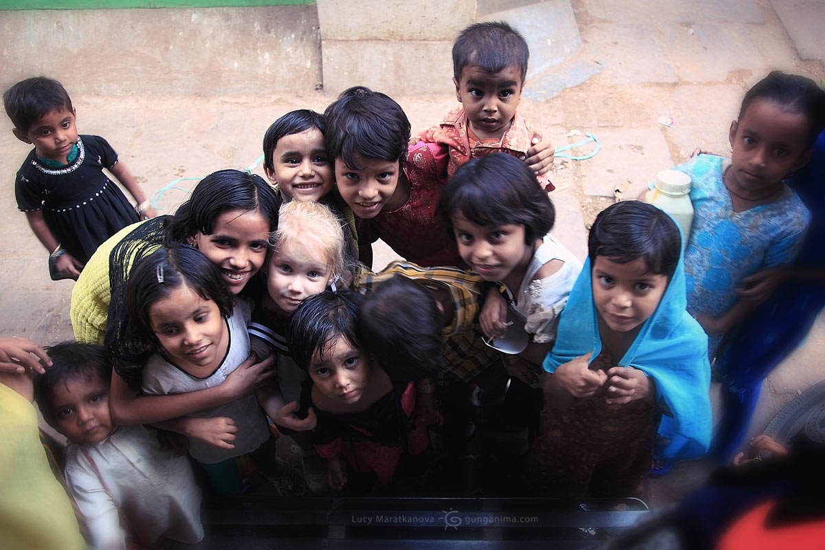 Попробуй отыщи на этом фото белую девочку) Бедные кварталы Варанаси — священного «города мертвых», Индия (Амелии 3,5 года)