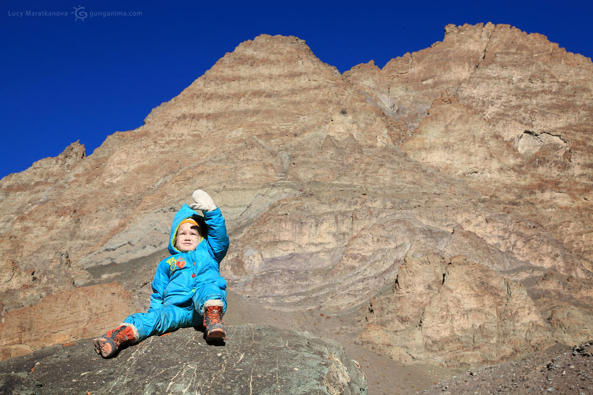 Трек под труднодоступную вершину Сток-Кангри в Ладаке (высота 6137 м.) Индия. (Амелии 3,5 года)