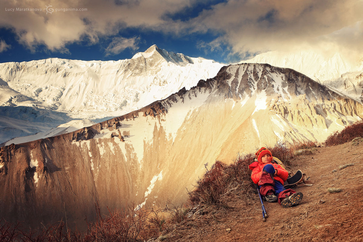 Этот же горный трек. Привал на фоне вершин Аннапурны, Непал (Амелии 7 лет).