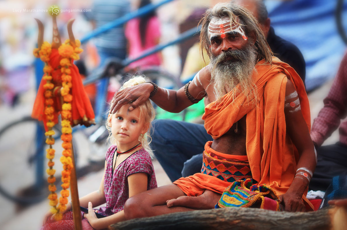 Благословение от садху — индийского святого-отшельника в Варанаси, легендарном «городе мертвых», Индия, (Амелии 6 лет)