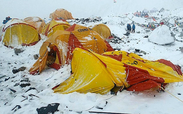 разрушенные обвалом палатки Базового лагеря Эвереста