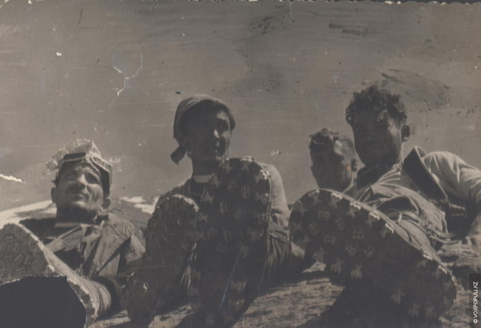 Вододохов, Усенов, Марьяшев и Кудерин после восхождения на пик Мраморная Стена. 6400 м. 1957 год.