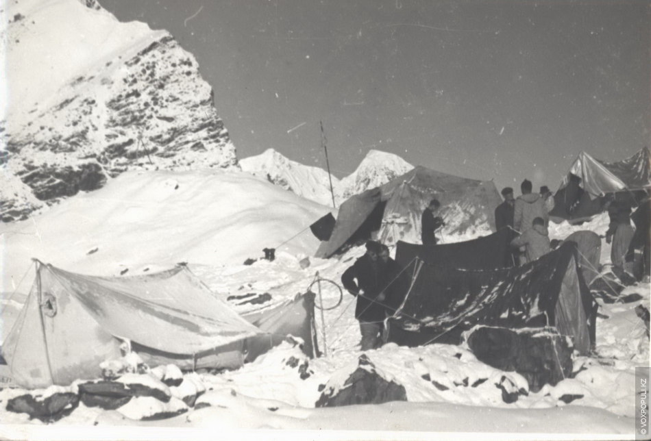 Лагерь около озера Мерцбахера. 3304 м. 1955 год.