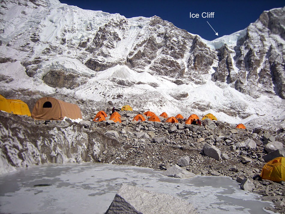 Вид на место обвала породы из базового лагеря Эвереста