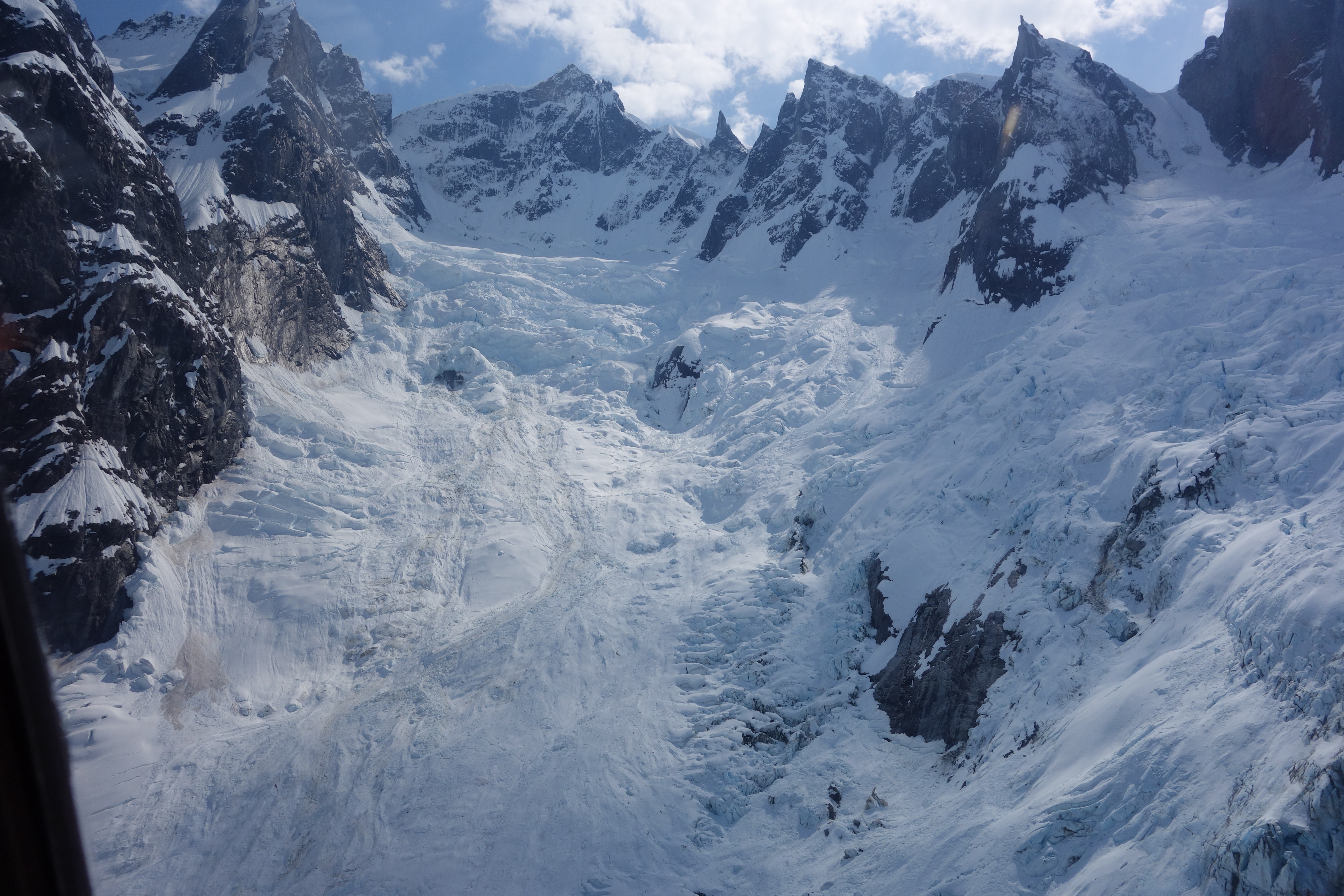 Взгляд с борта вертолета на непокоренные горы в "Stikine Icecap" в Британской Колумбии