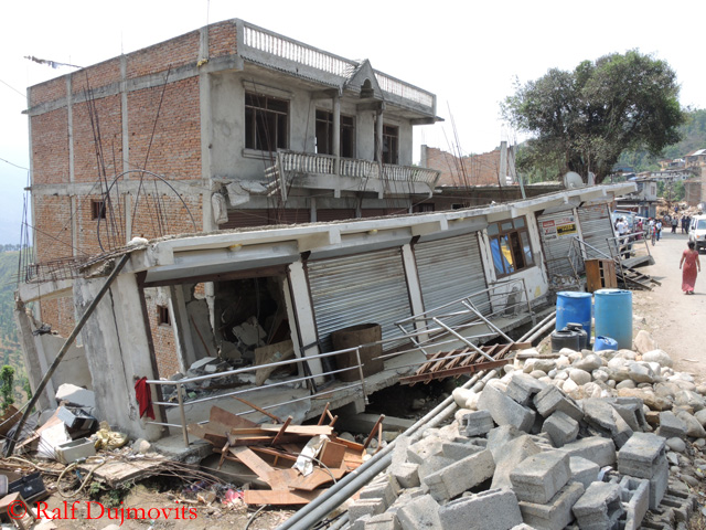 Разрушенный дом в горном регионе Непала от землетрясения 25 апреля 2015 года