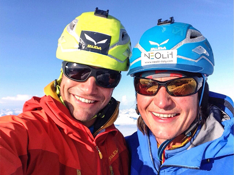 Роджер Шали (Roger Schäli) и Симон Гитль (Simon Gietl) на маршруте Black Roses по Северо-Восточному гребню Северной башни горы Devils Paw на Аляске