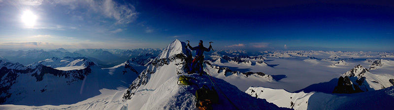 Роджер Шали (Roger Schäli) и Симон Гитль (Simon Gietl) на маршруте Black Roses по Северо-Восточному гребню Северной башни горы Devils Paw на Аляске