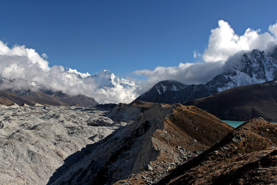 Вид на ледник, на юг. Справа озеро Дудх Покхари. Впереди виден шеститысячник Тамсерку