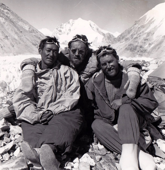 Пасанг Дава Лама (Pasang Dawa Lama) с Гербертом Тичи (Herbert Tichy) и Сеппом Йохслером (Sepp Jochler) после первого в истории восхождения на восьмитысячник Чо-Ойю, 1954 год. Фото Herbert Tichy