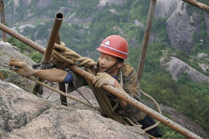 Как строят туристические дороги в горном Китае