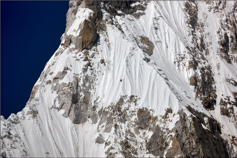  Если кто не увидел, альпинист – строго по центру фото