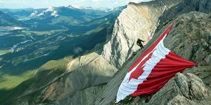 Канадский флаг в Скалистых горах