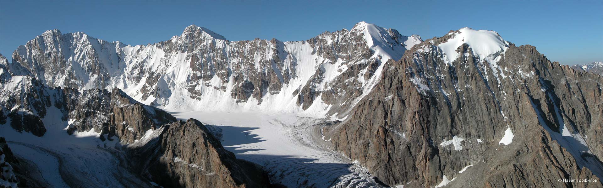 Вершины слева-направо: пик Свободной Кореи, Ак-Тоо, Теке-Тор, Бокс. Ущелье Ала-Арча, Киргизский хребет. Северный Тянь-Шань. Фото Павел Трофимов