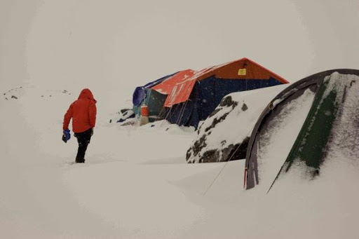 Базовый лагерь К2 в снегу. июнь 2015 года