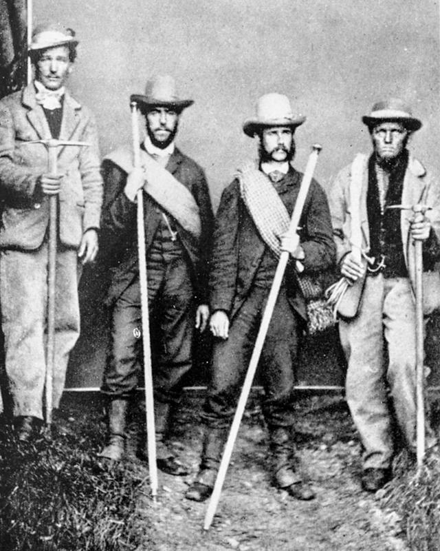Петер Таугвальдер - мл. слева, и Петер Таугвальдер - ст., справа, вместе с клиентами перед восхождением на Монблан в 1866 году.  