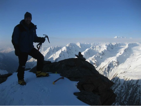 Стив Кеннеди ( Steve Kennedy) и Пол Свентон (Paul Swienton) на вершине Сгурр Кудду (Sgurr Kuddu) в Гималаях 