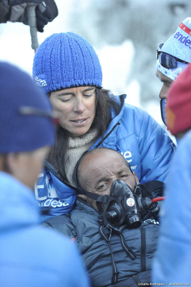 2011 год. Эверест. Эдурне Пасабан помогает пострадавшему от высотной болезни Хуанито Ойрасабалю (Juanito Oiarzabal)