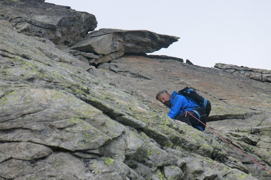 Горный проводник из Церматта Джанни Мадзоне (Gianni Mazzone) ведет группу альпинистов на вершину Виваннихорн (Wiwannihorn). Поход на эту гору является одним из обязательных «учебных» маршрутов при подготовке к покорению Маттерхорна. Июнь 2015 года. 