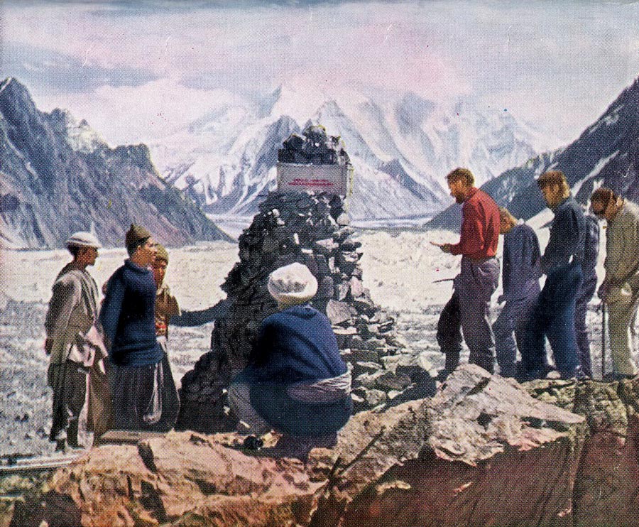  панихида по погибшему альпинисту Артуру Гилки (Arthur Gilkey) участниками американской экспедиции 1953 года. Установка Мемориал Гилки (Gilkey Memorial) у Базового лагеря восьмитысячника К2