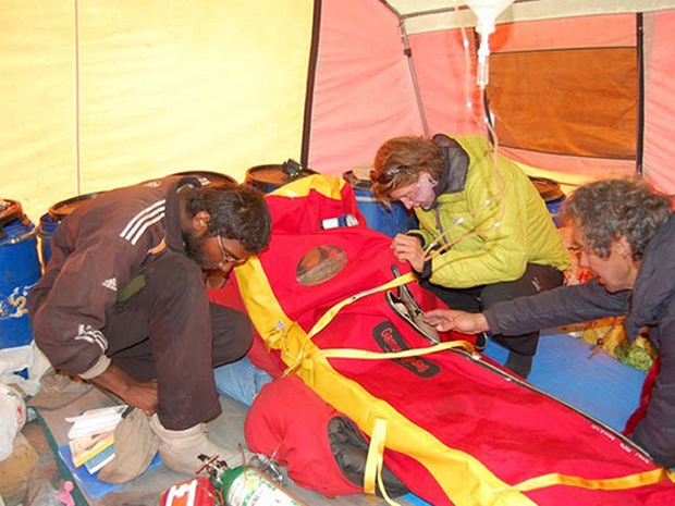 4 июля 2011 года. Майк Хорн с коллегами спасают жизнь пакистанскому высотному носильщику, которого бросили на произвол судьбы японская команда на восьмитысячнике Гашербрум II