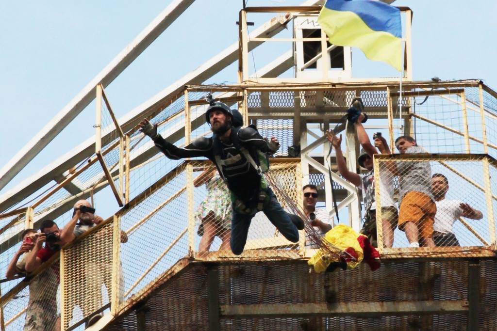 В Киеве установили первый рекорд в истории украинских бейсджамперов.